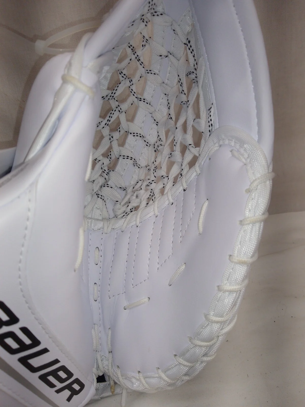 New Bauer GSX Reg (Lt Hand) Sz Jr White Ice Hockey Goalie Catcher - Image 4
