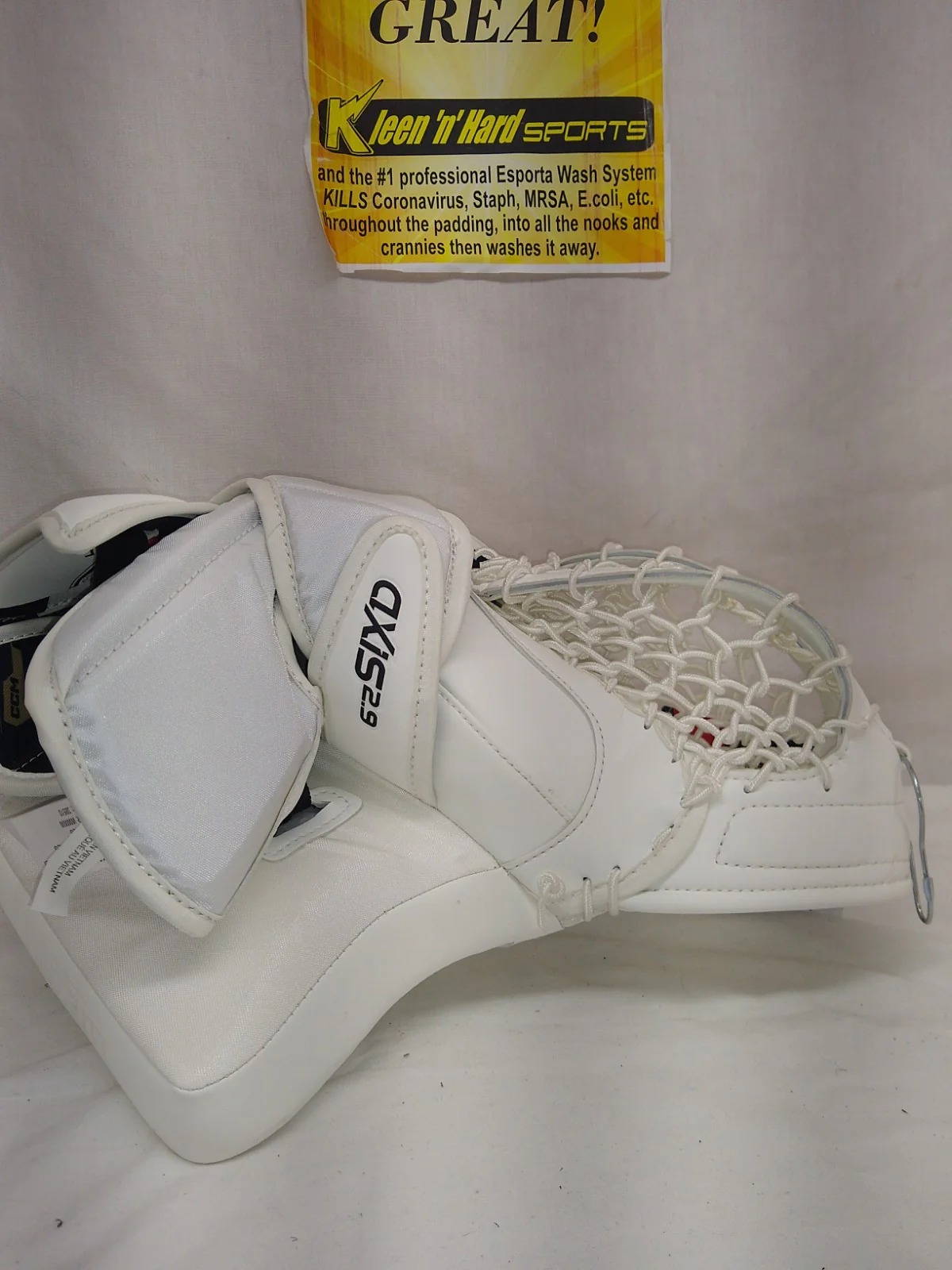 New CCM AXIS 2.9 Reg (Lt Hand) Sz Sr White Ice Hockey Goalie Catcher - Image 2
