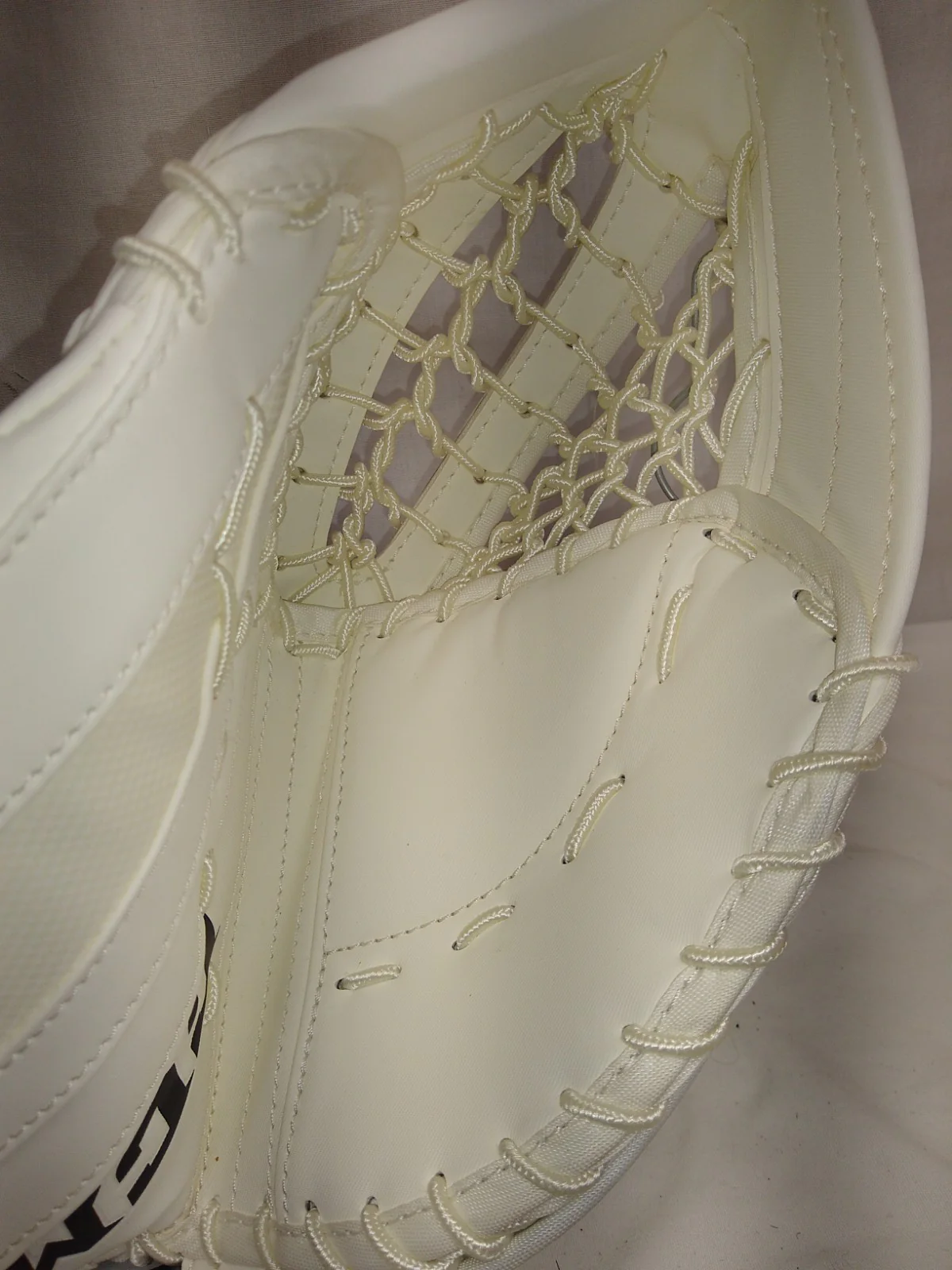 New CCM EFLEX 5.5 Reg (Lt Hand) Sz Yth White Ice Hockey Goalie Catcher - Image 4