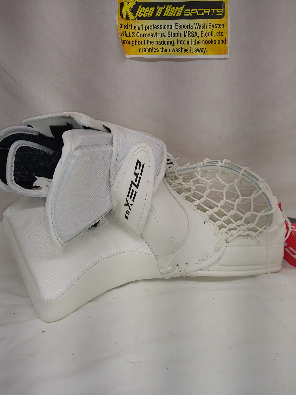New CCM EFLEX 6.9 Reg (Lt Hand) Sz Sr White Ice Hockey Goalie Catcher - Image 3