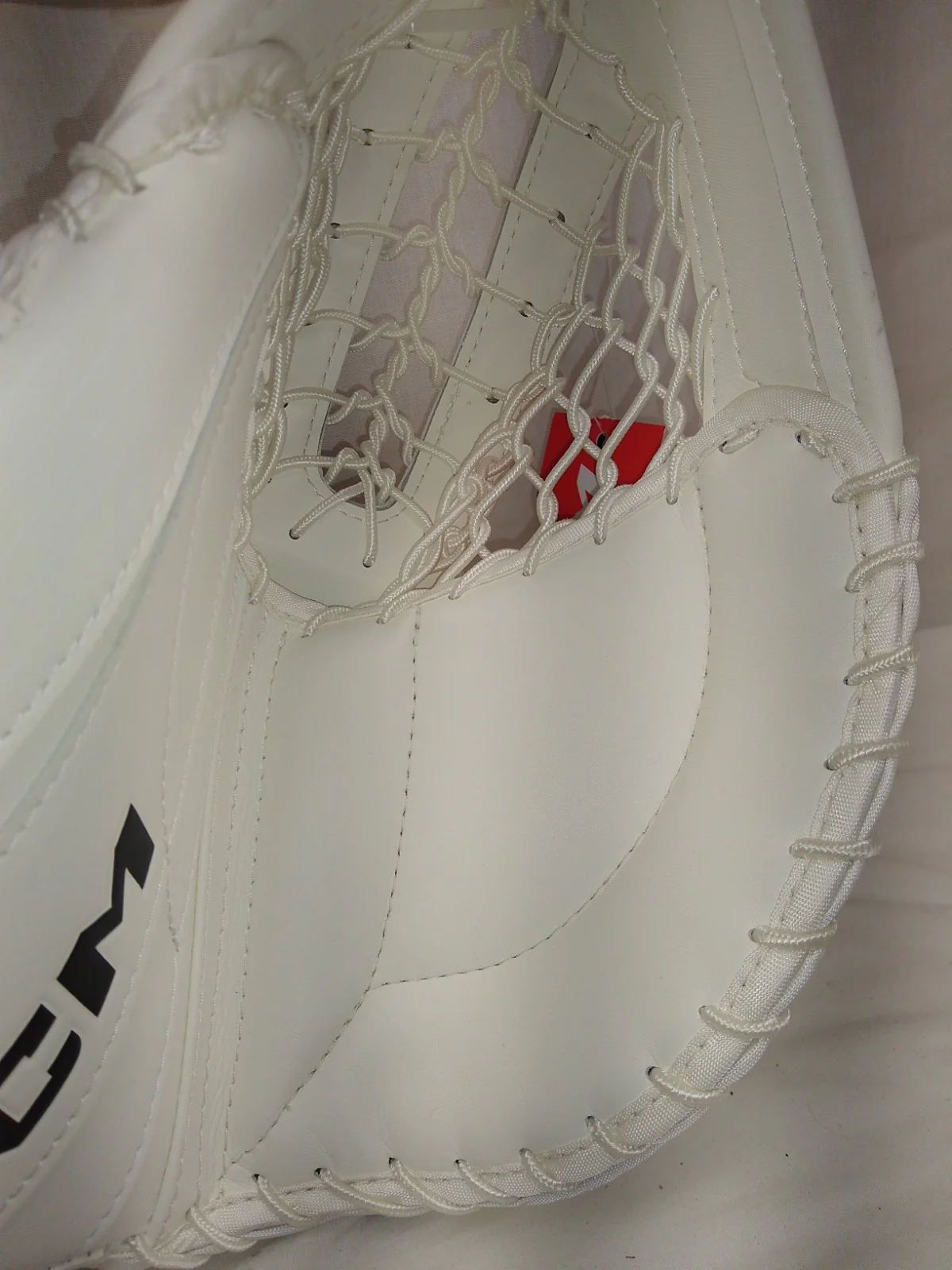New CCM EFLEX 6.9 Reg (Lt Hand) Sz Sr White Ice Hockey Goalie Catcher - Image 4