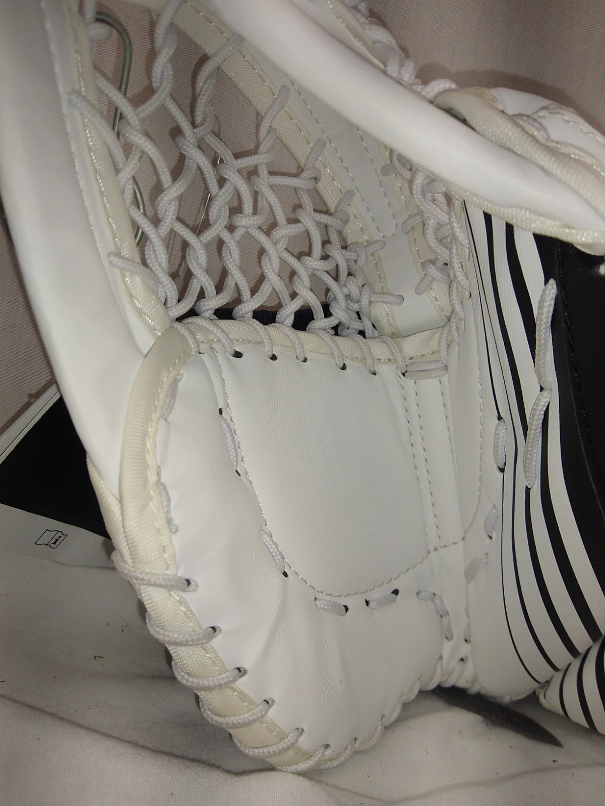 New CCM YTFLEX II Full Rt (Rt Hand) Sz Yth White Hockey Goalie Goalie Catcher - Image 4