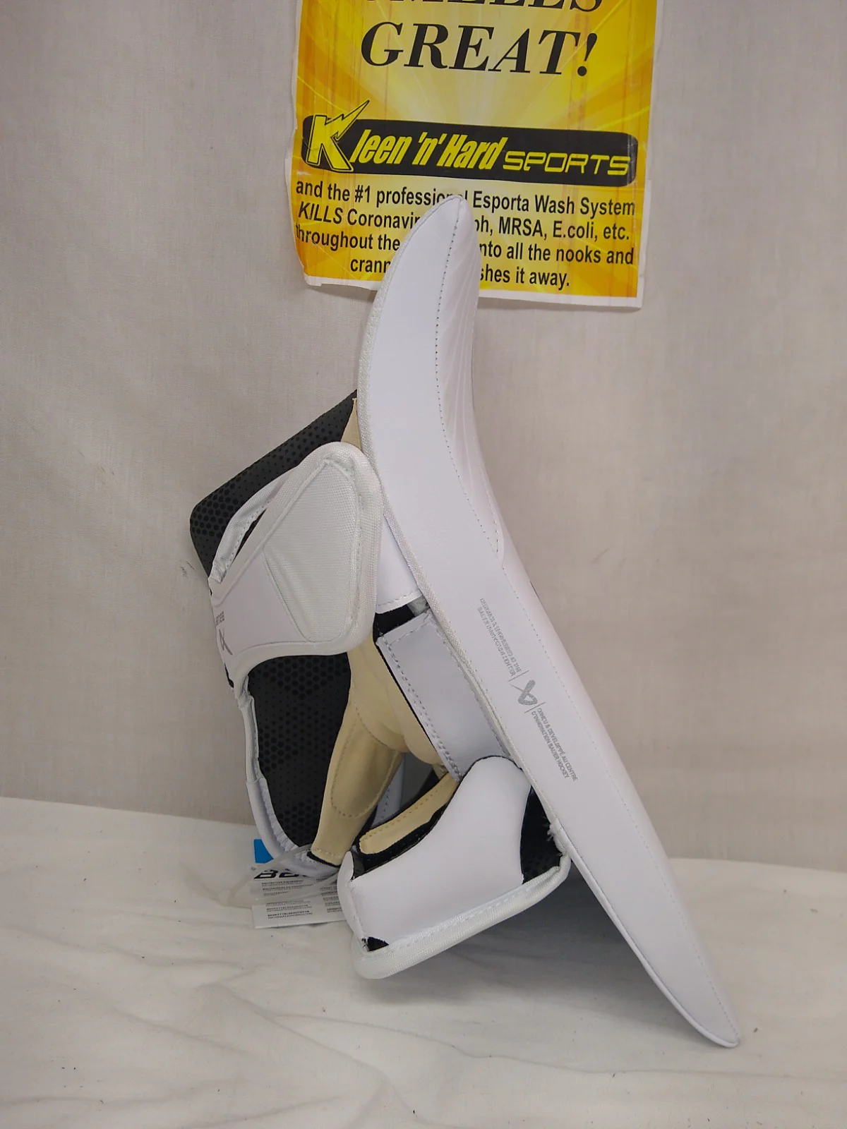 Used Bauer GSX Size Int Reg (Rt Hand) White Ice Hockey Goalie Blocker - Image 3