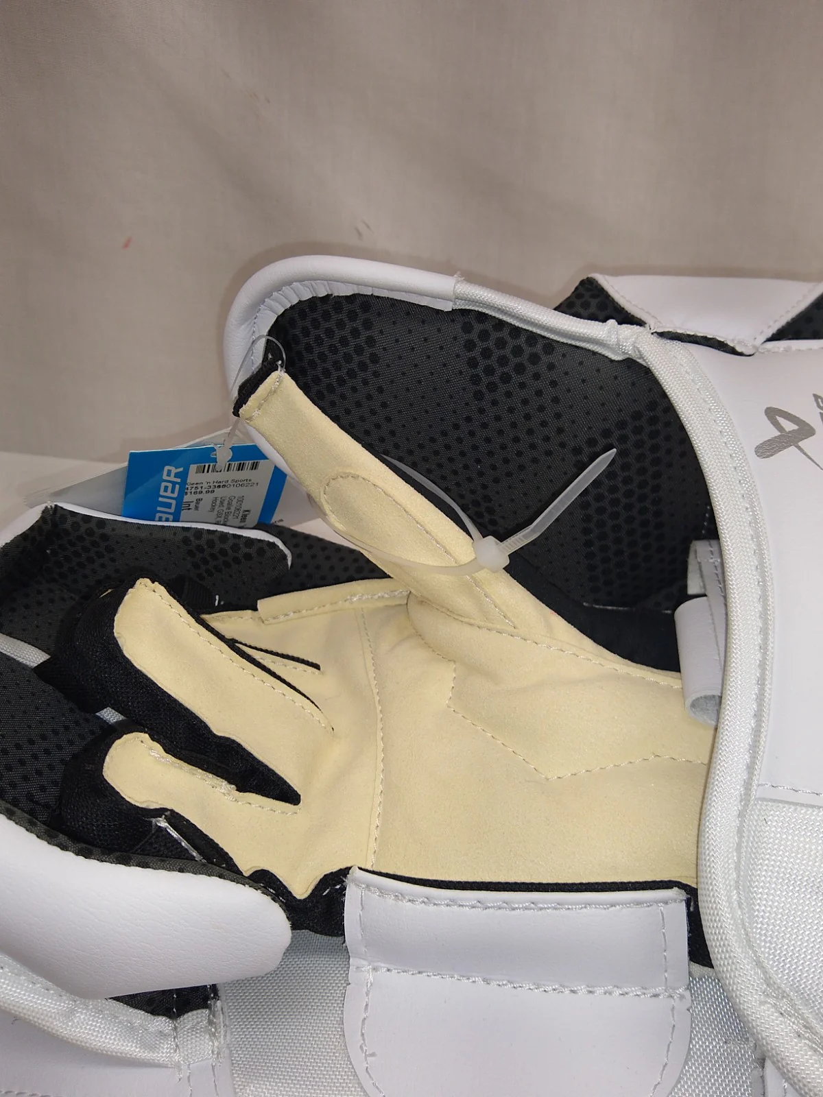Used Bauer GSX Size Int Reg (Rt Hand) White Ice Hockey Goalie Blocker - Image 4