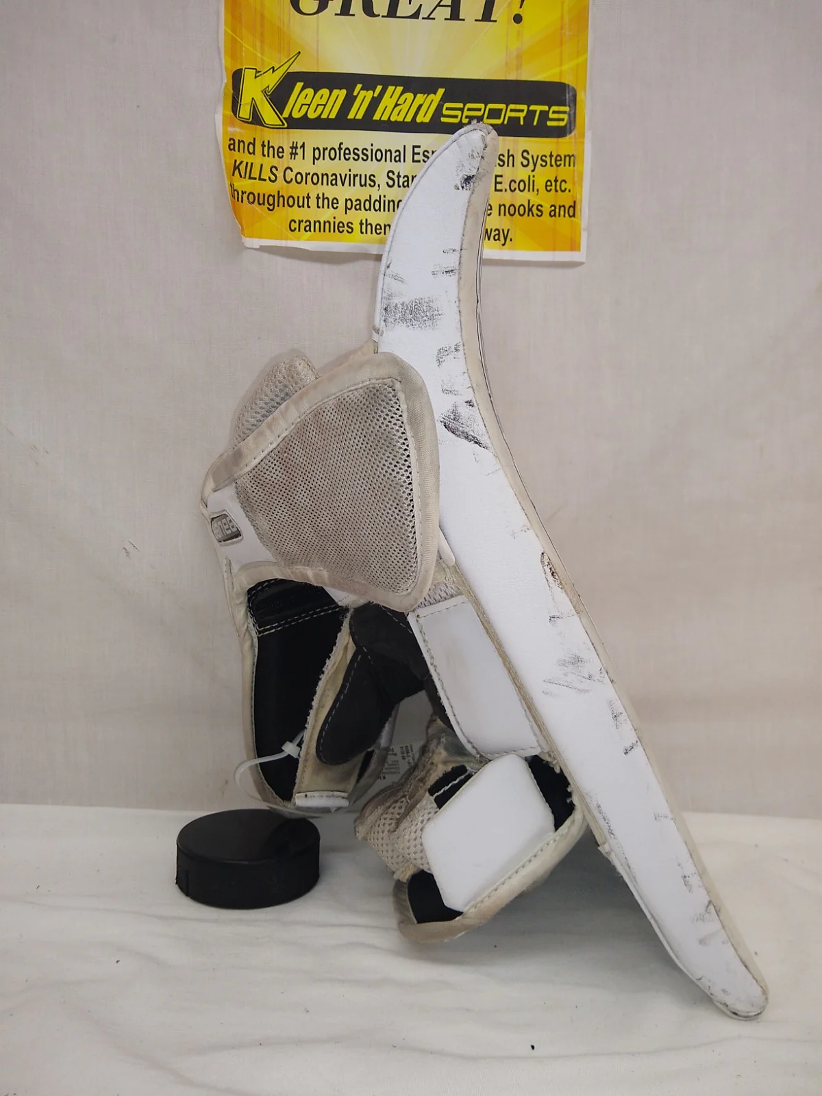 Used Bauer Supreme S190 Size Int Reg (Rt Hand) White Goalie Blocker - Image 3