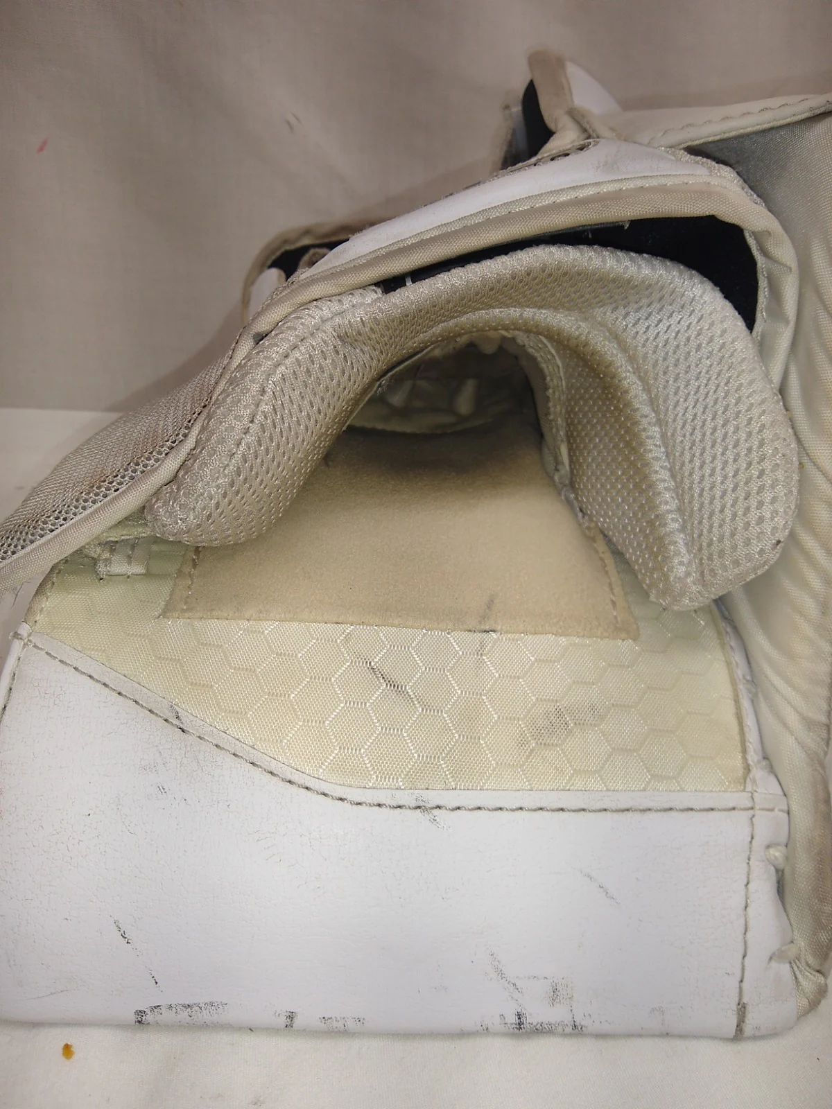 Used Bauer Supreme S190 Size Int Reg (Rt Hand) White Goalie Blocker - Image 5