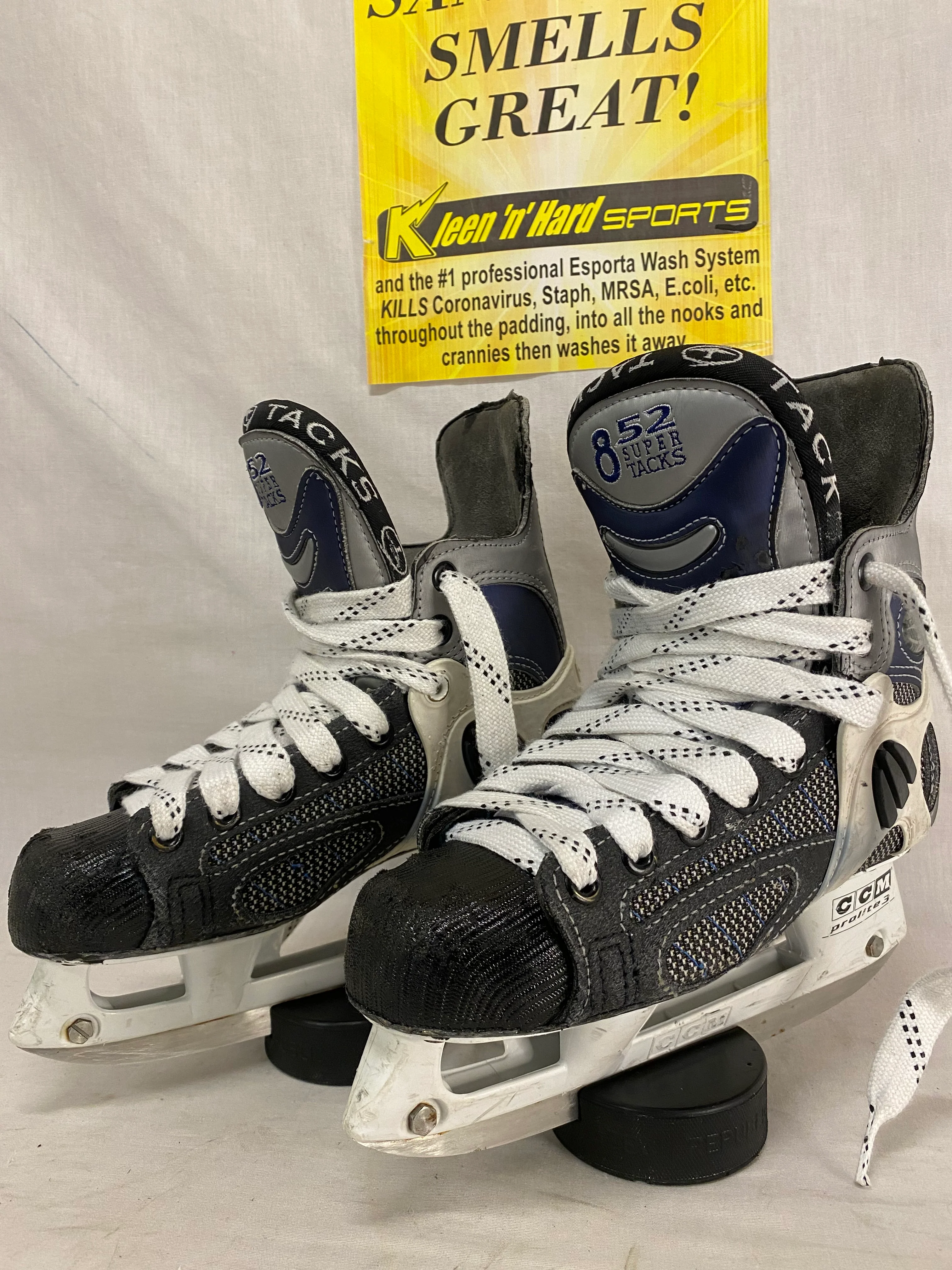 Used CCM Super Tacks 852 Size 2.5 D Ice Hockey Skates - Image 3