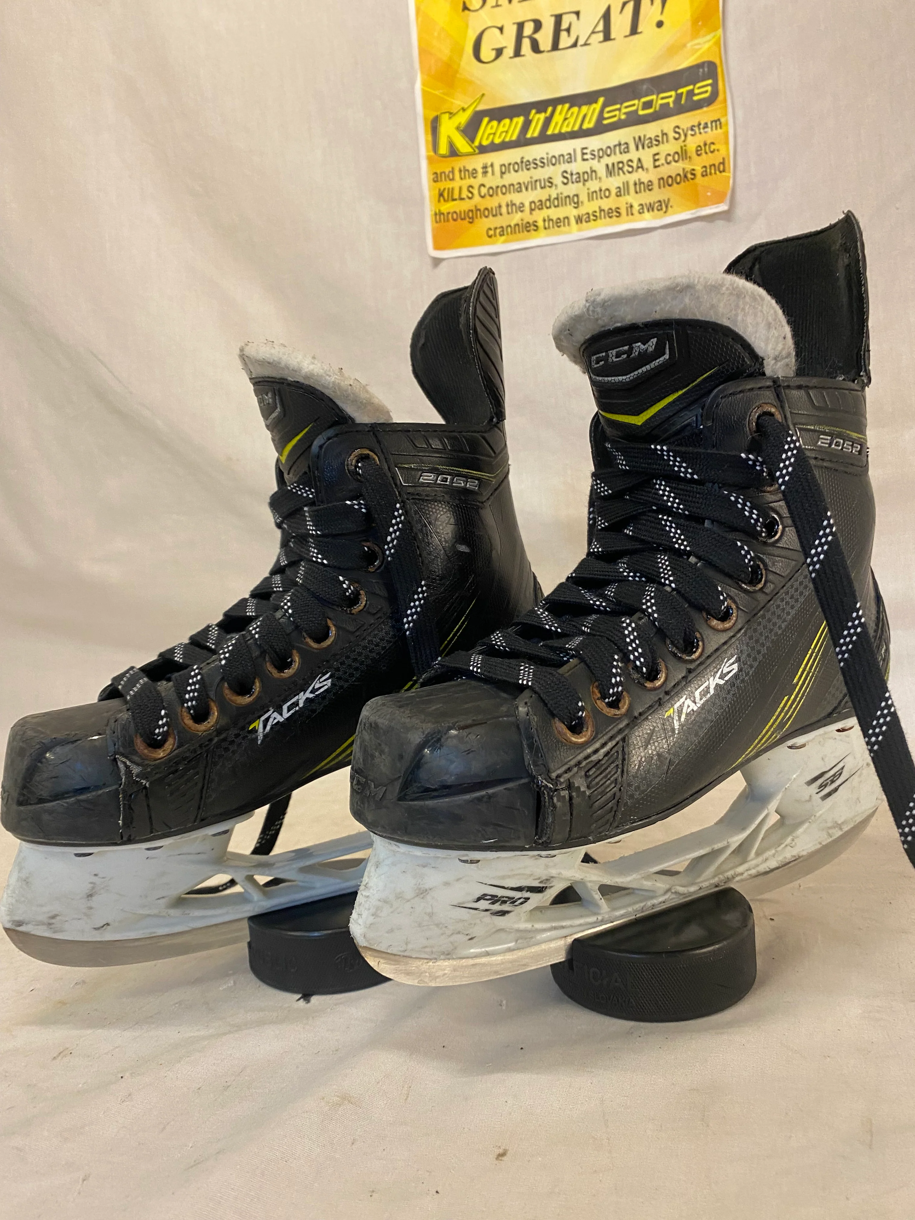 Used CCM Tacks 2052 Size 1 D Ice Hockey Skates - Image 3