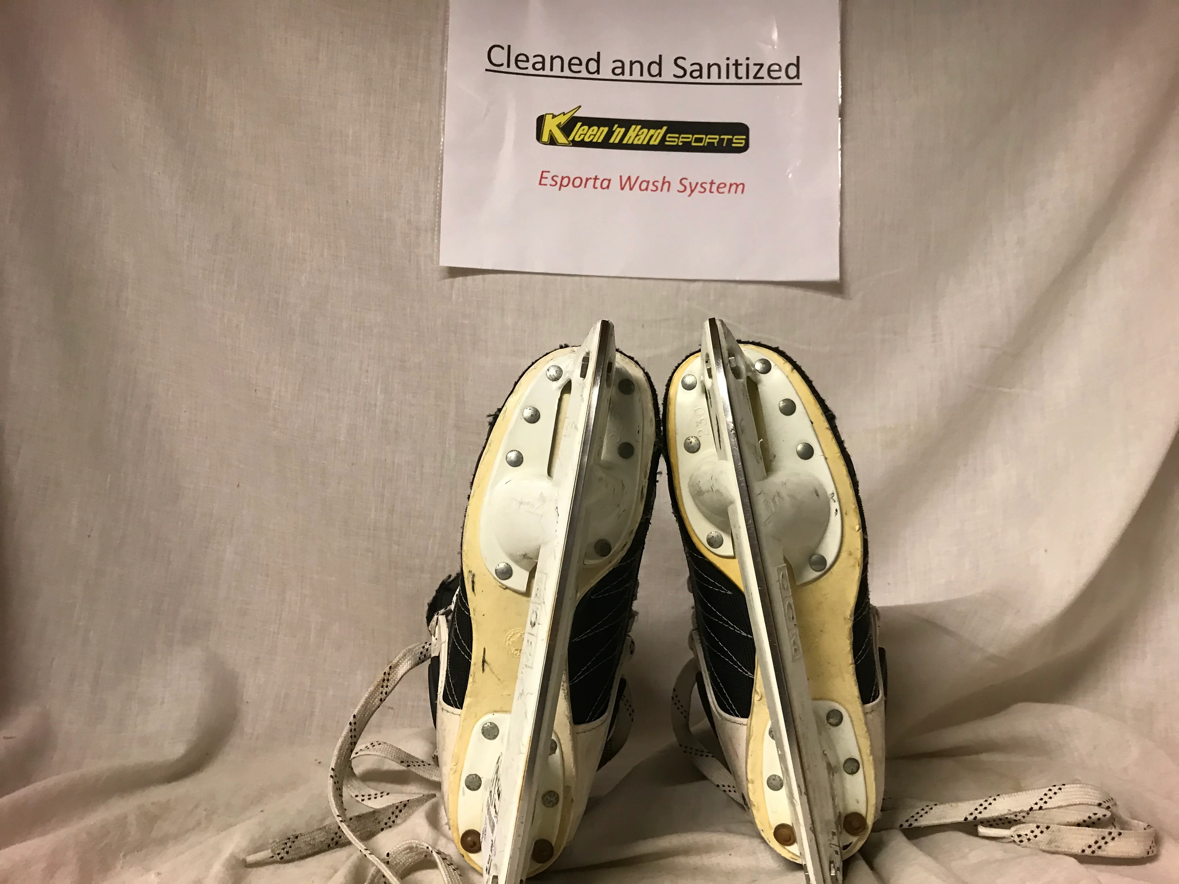 Used CCM Tacks 452 Size 3 D Hockey Skates - Image 5
