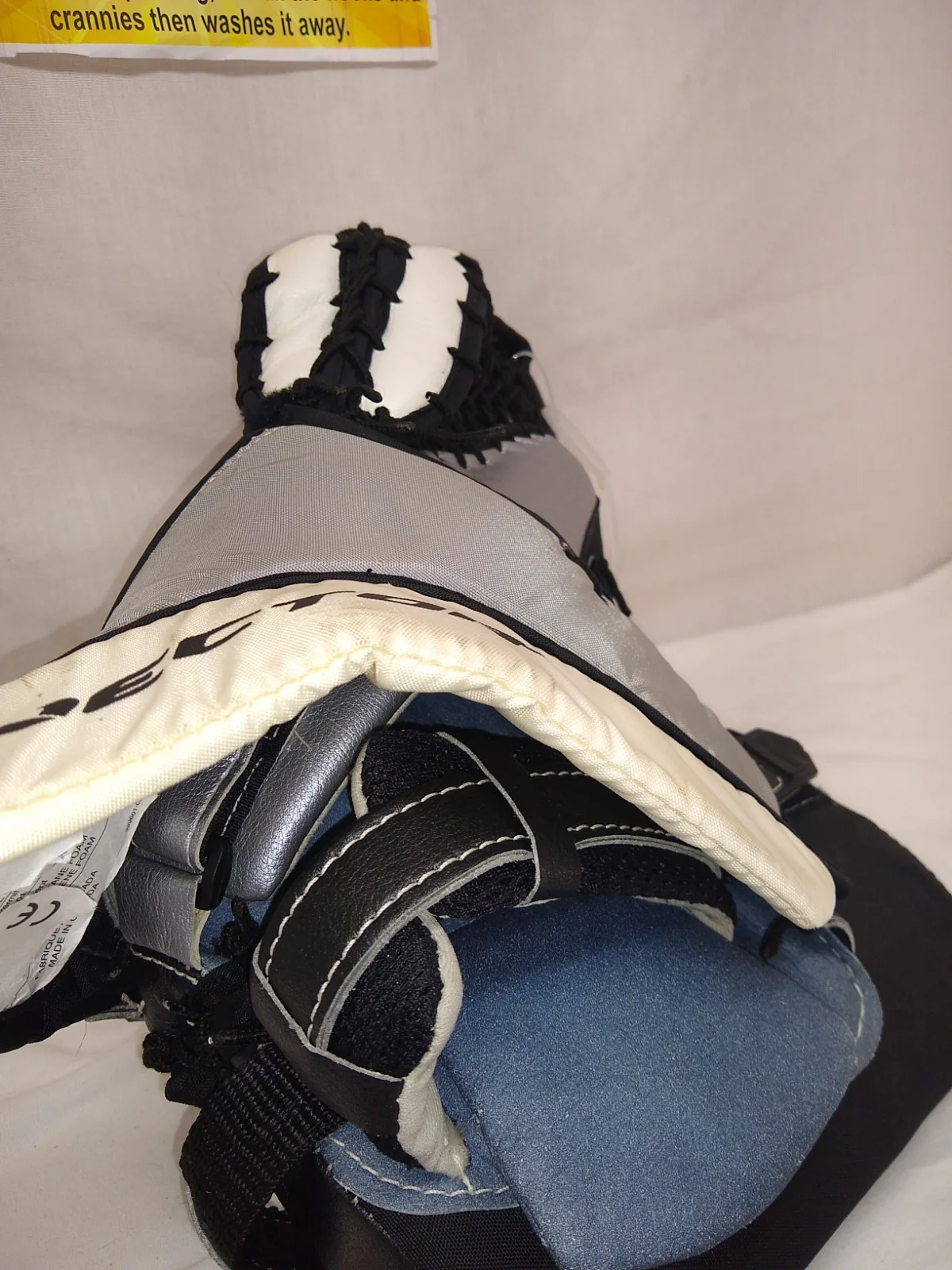 Used CCM Vector V pro Reg (Lt Hand) Sz Sr White/Black Ice Hockey Goalie Catcher - Image 3