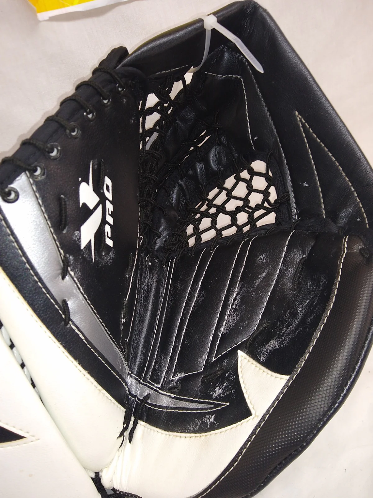Used CCM Vector V pro Reg (Lt Hand) Sz Sr White/Black Ice Hockey Goalie Catcher - Image 4