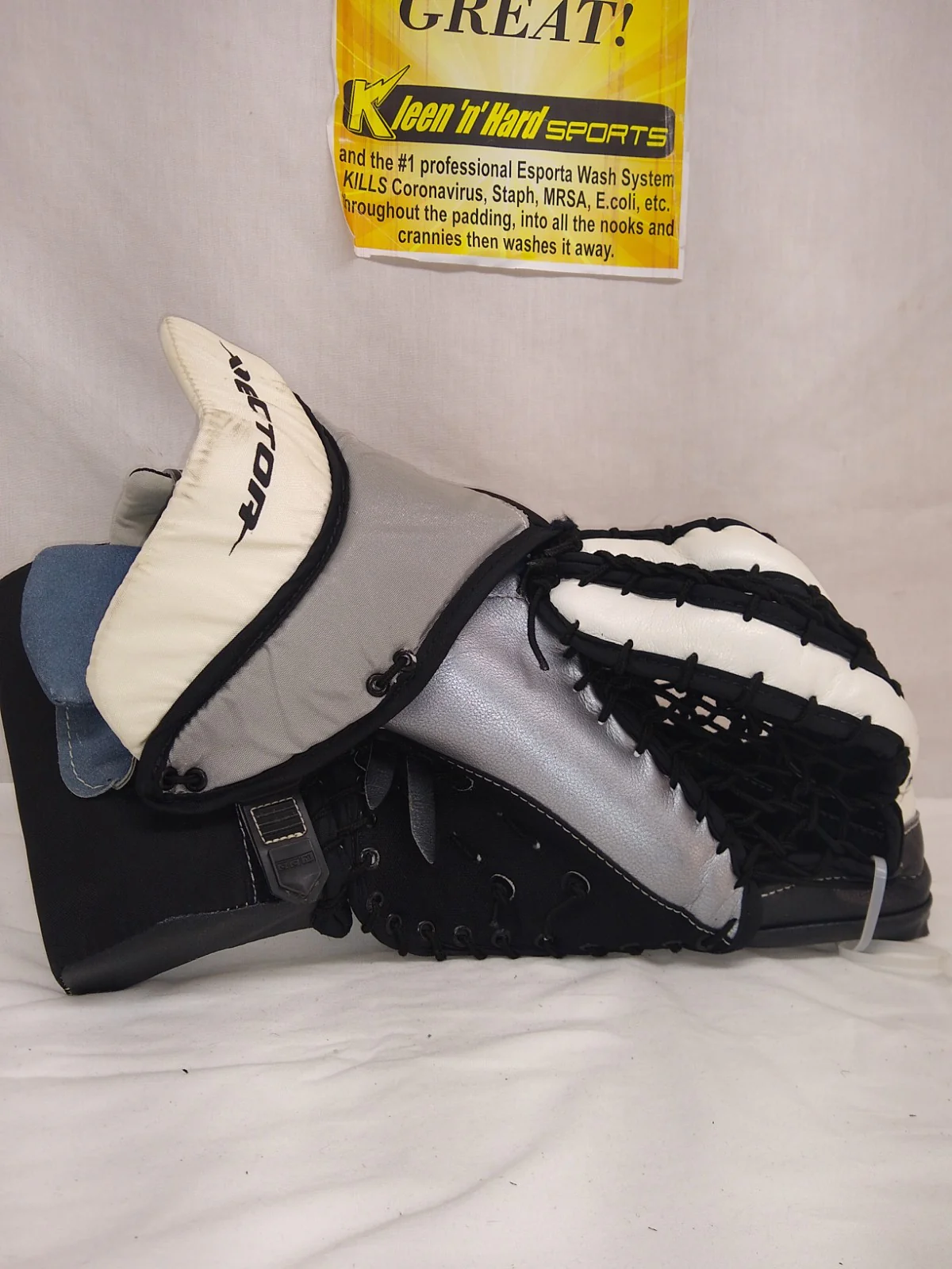 Used CCM Vector V pro Reg (Lt Hand) Sz Sr White/Black Ice Hockey Goalie Catcher - Image 5