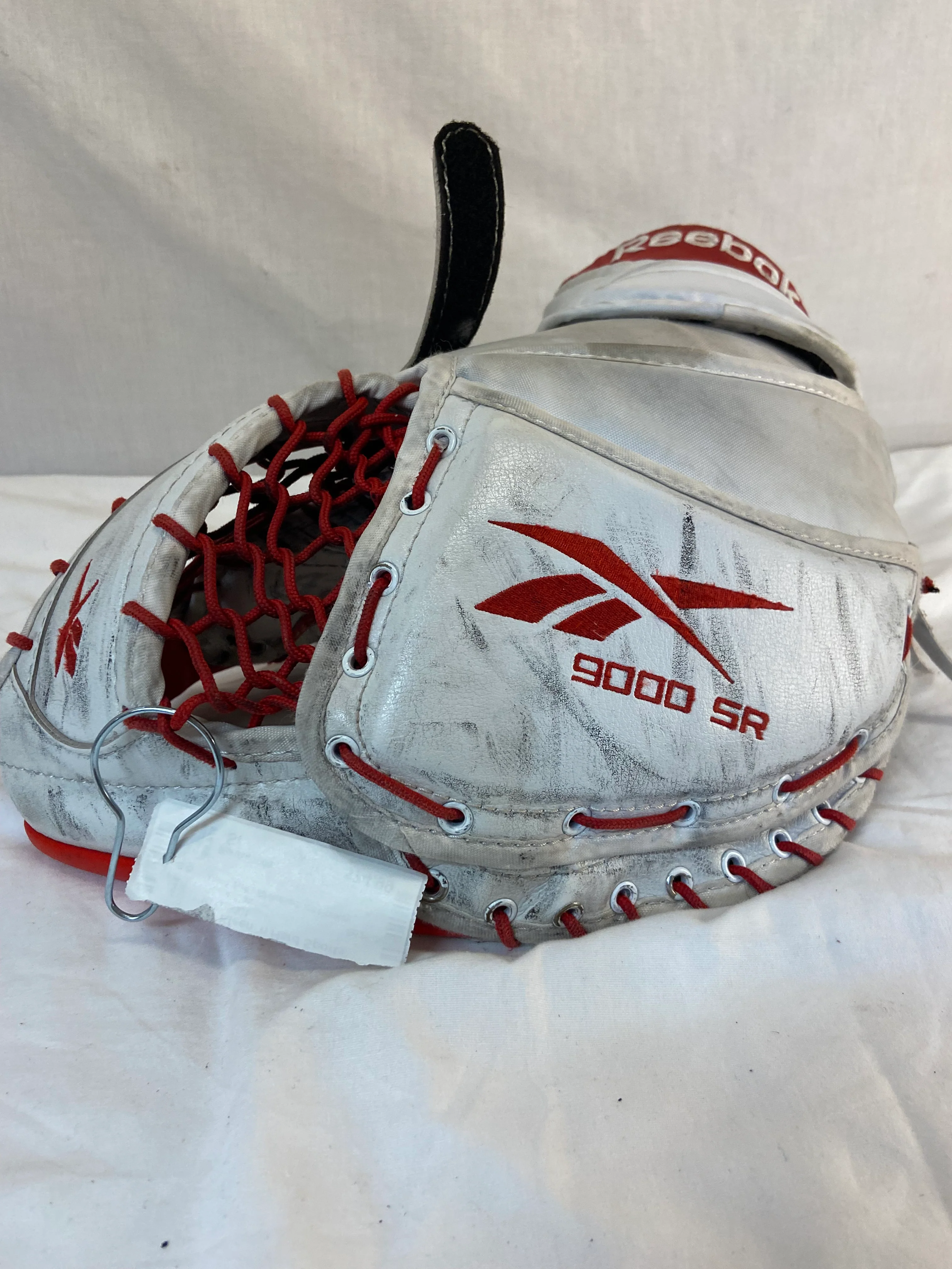 Used Reebok Revoke 9000 Reg (Lt Hand) Sz Sr White/Red Ice Hockey Goalie Catcher - Image 3