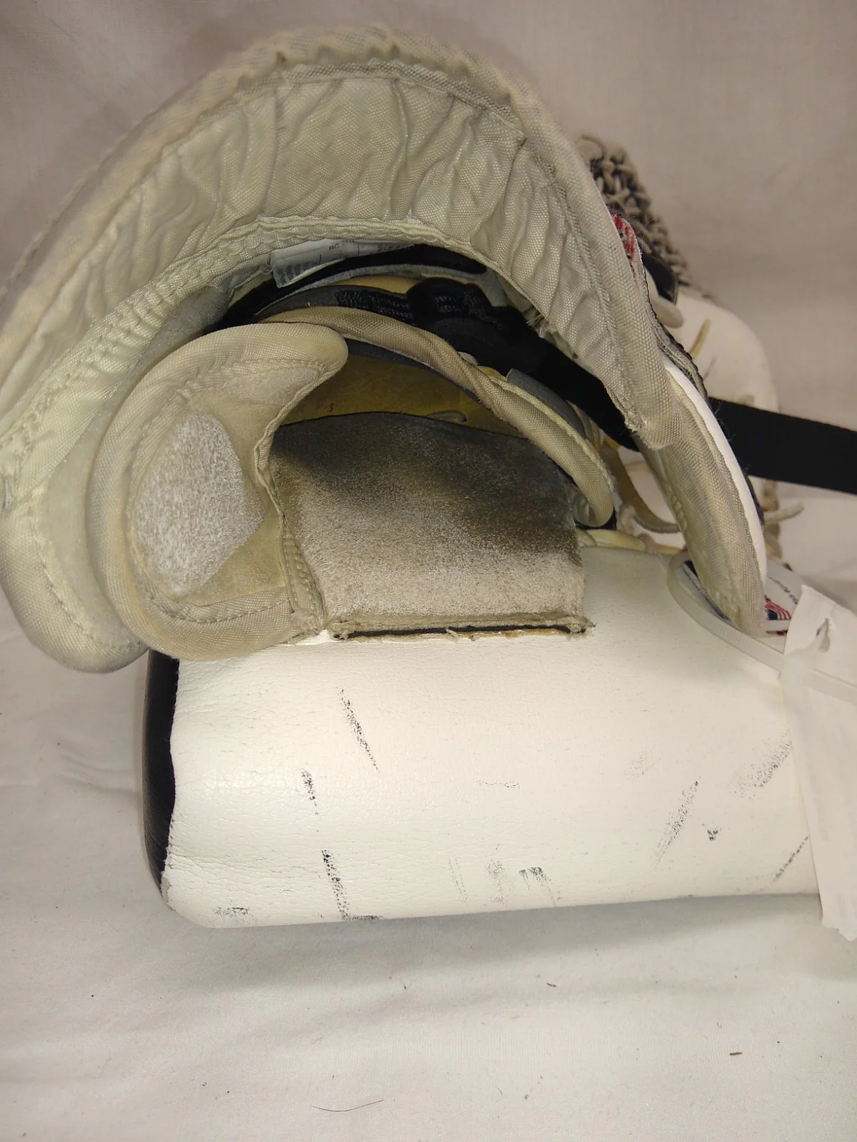Used Simmons 996 Left Sz Sr White/Black Hockey Goalie Goalie Catcher - Image 5