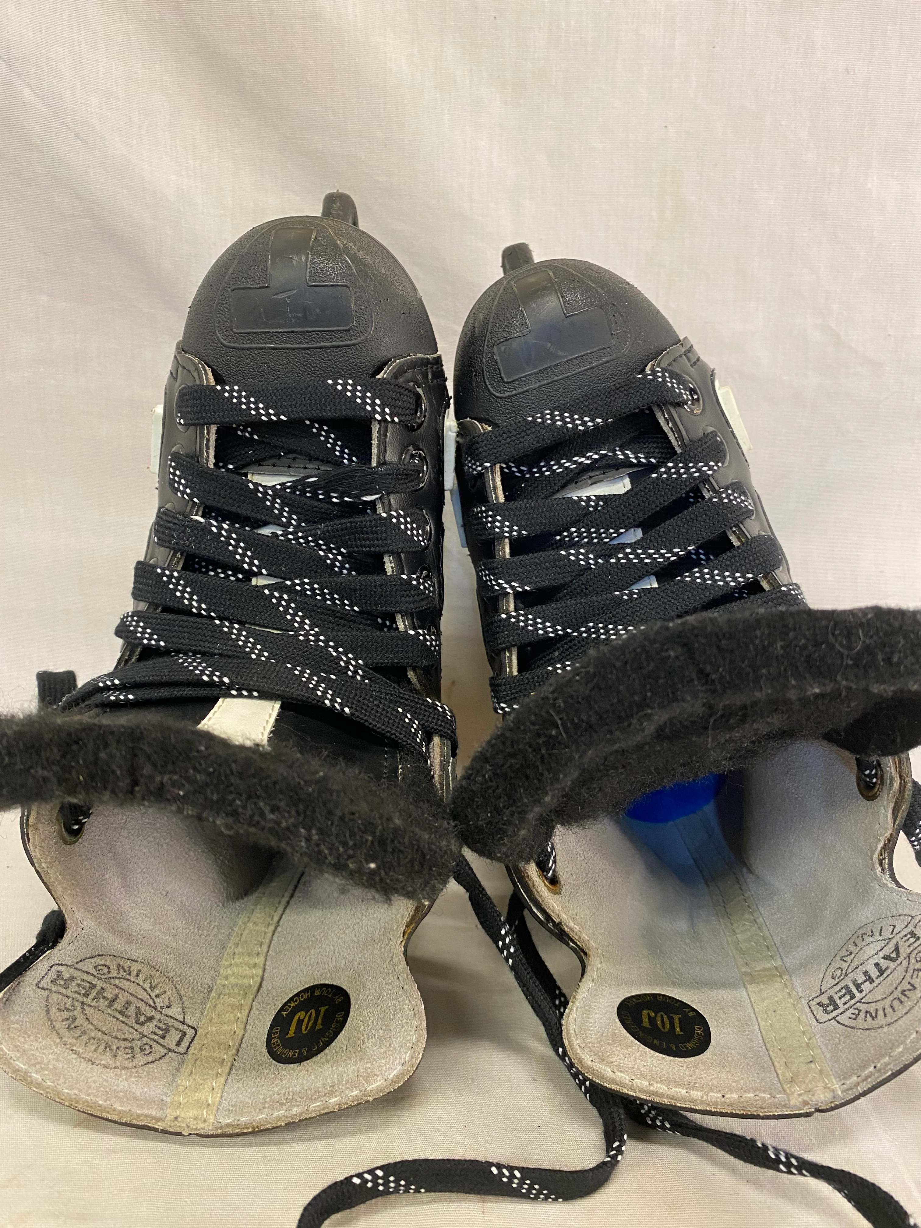 Used Tour TR 2000 Ice Hockey Size Yth 10 Skates - Image 2