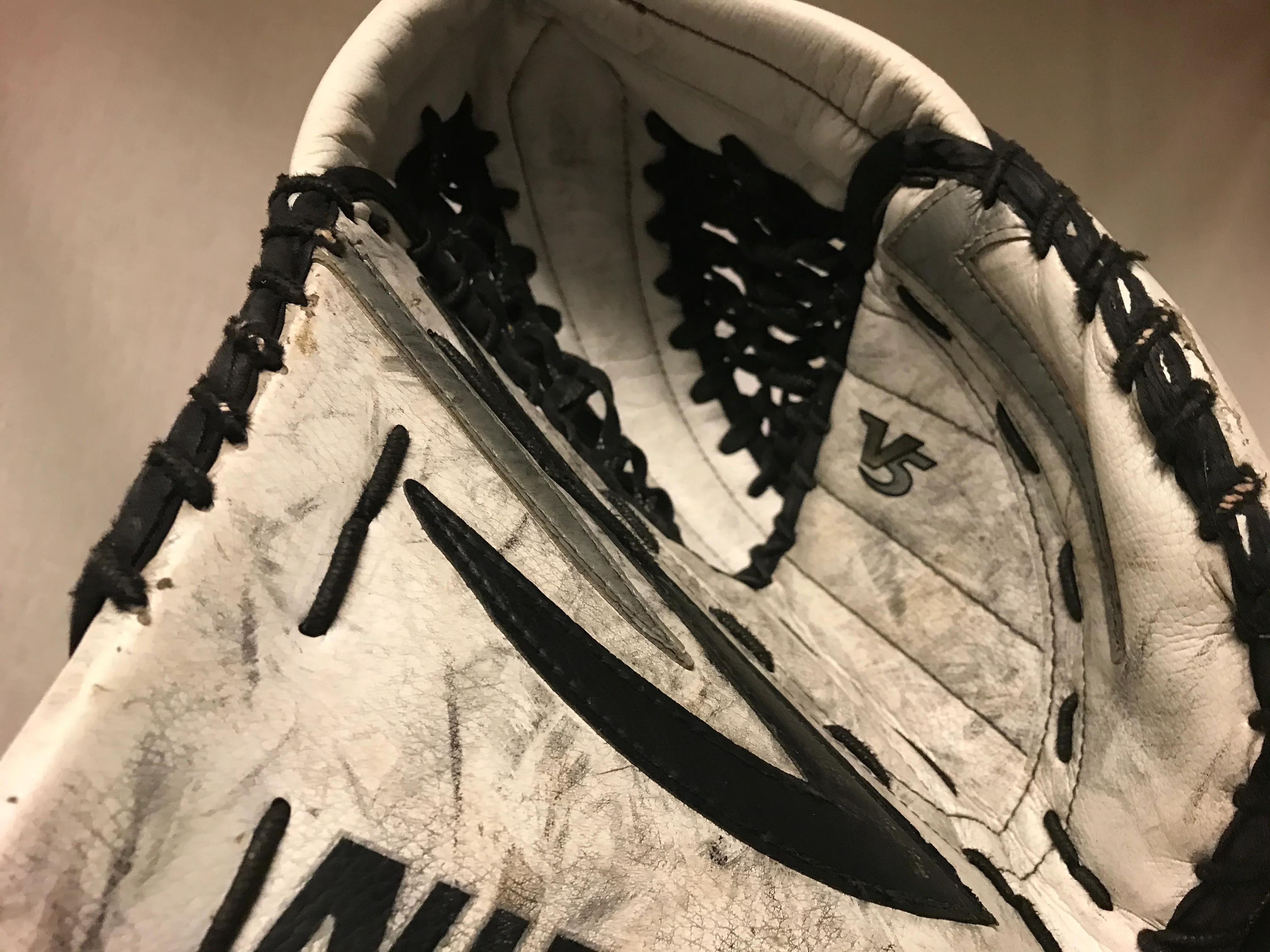 Used Vaughn V5 7490i Reg (Lt Hand) Sz Int White-Black Ice Hockey Goalie Catcher - Image 3